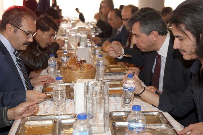 Gaziantep Üniversitesinde öğrencilere "Çanakkale Menüsü" ikram edildi