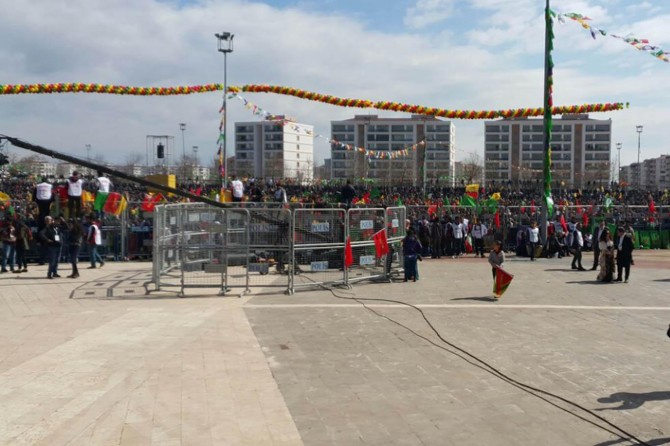 Newroz alanına bıçakla girmeye çalışan şüpheli vuruldu