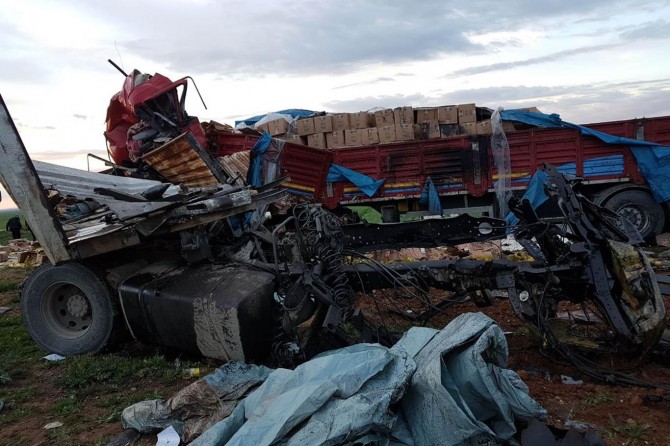 İki TIR kafa kafaya çarpıştı: 2 ölü