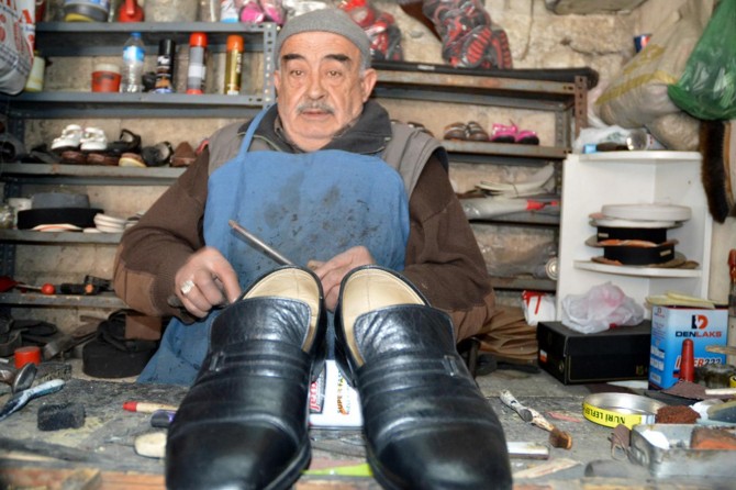 Eski ayakkabıları tamir ederek muhtaçlara dağıtıyor