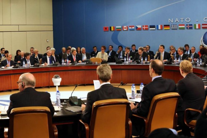 ABD, NATO toplantısının ertelenmesini istedi