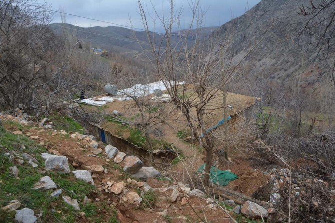 Evi yıkılma tehlikesi yaşayan aile yardım bekliyor