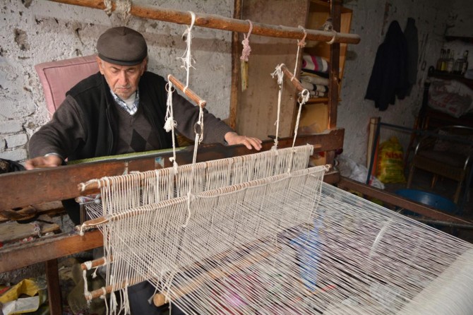 84 yaşında ilmek ilmek kilim dokuyor