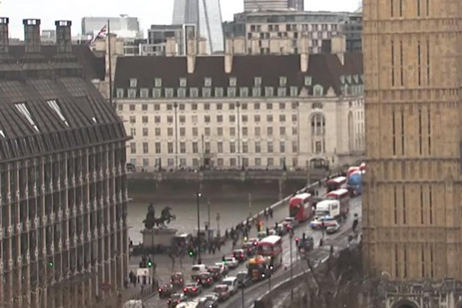 Li ber Parlamentoya Londrayê dengên çekan