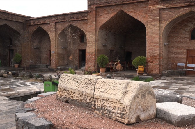 Kırmızı Medrese restorasyona alınmalı