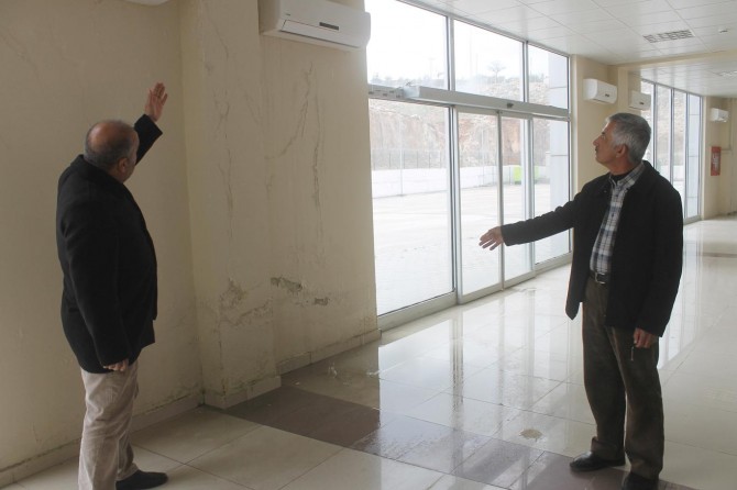 Milyonlarca lira harcanarak yapılan otogarın çatısı damlıyor