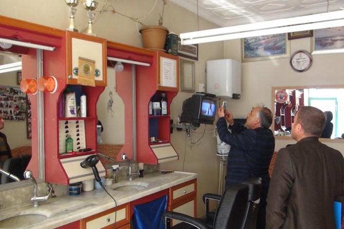 Bingöl Karlıova'da liste dışı fiyata traş yapan kuaförler denetlendi