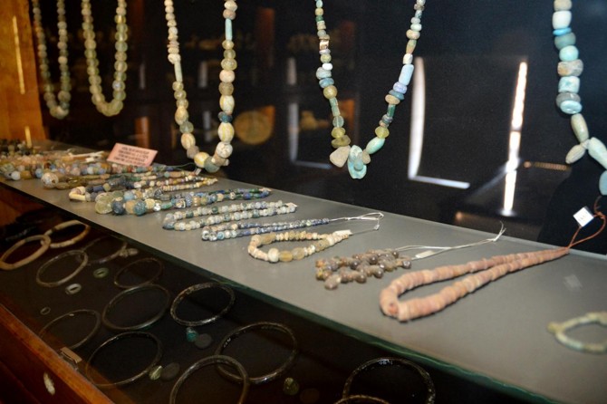 Asırlık cam takılar ve oyuncaklar ilgi çekiyor