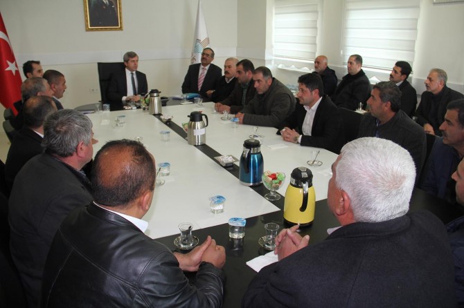 Bitlis Valisi Çınar "Dere üstü esnafı" ile bir araya geldi