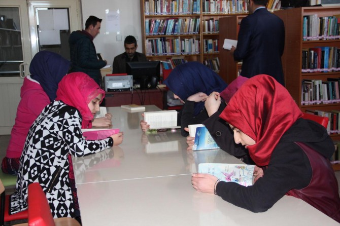 Boş vakitlerini kütüphanede geçiriyorlar