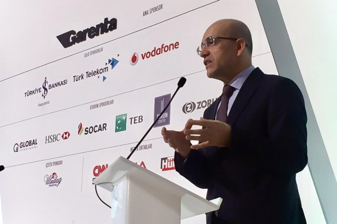 "Dünyada liberal demokrasiler can çekişiyor"