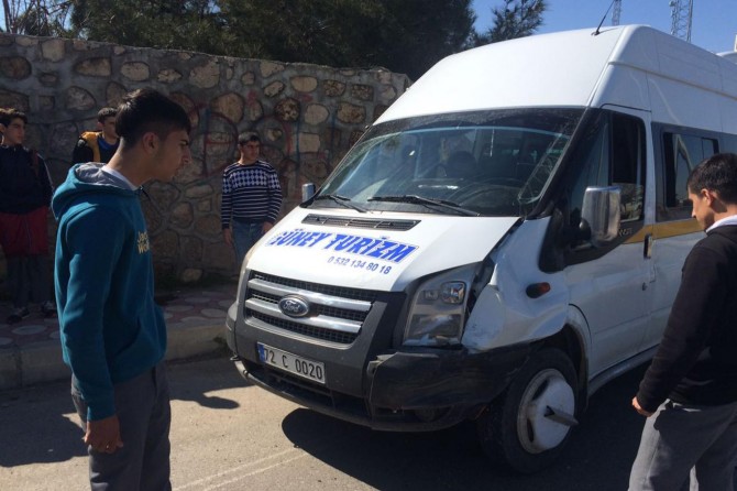 Batman merkez Site Mahallesi'nde öğrenci servisi ile otomobil çarpıştı