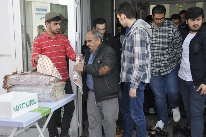 Üniversite öğrencilerine seccade dağıtıldı