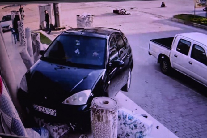 Batman'daki kaza sonrası otomobil 10 basamaklı merdivenlerden çıkarak dükkana girdi