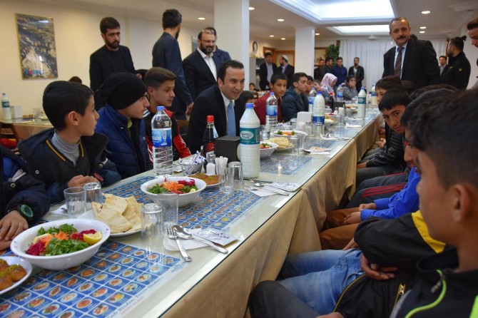 Kaymakam Baysal yetim çocuklarla bir araya geldi