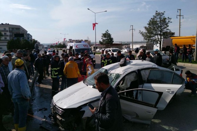 Takla atan otomobilde 2 kişi yaralandı