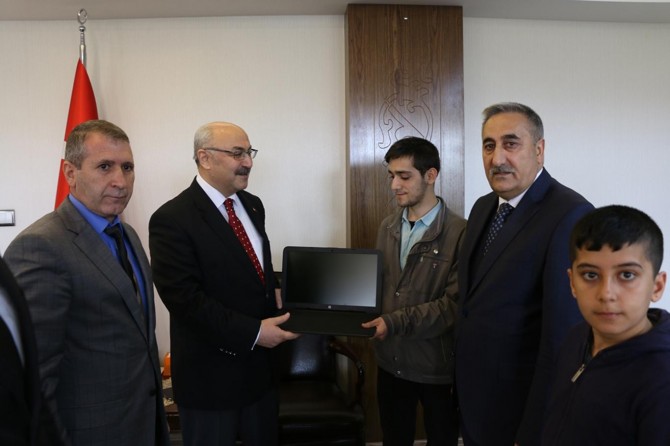 En çok kitap okuyan öğrenciye bilgisayar hediye edildi