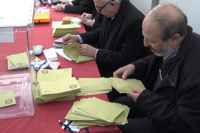 Li derveyê welêt ji bo referandûmê dengdayîn dest pê kir