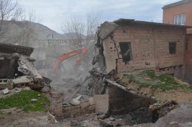 Halkın tepki gösterdiği metruk yapıların yıkımına başlandı