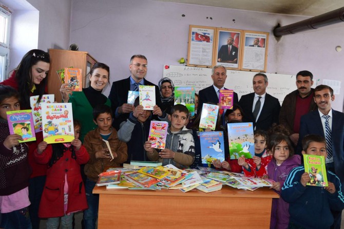 Dağ köyündeki öğrencilere kitap dağıtıldı