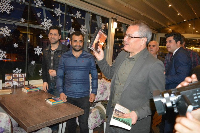 Validen kafede kitap okuma etkinliği