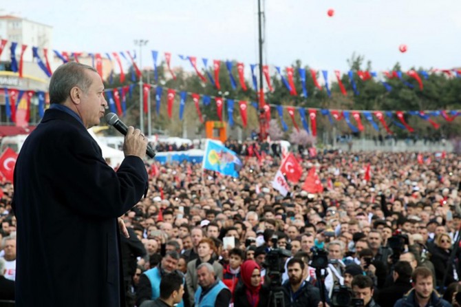 “Em dizanin li vî welatî di odeyên otelan de hikûmet hatine damizrandin”