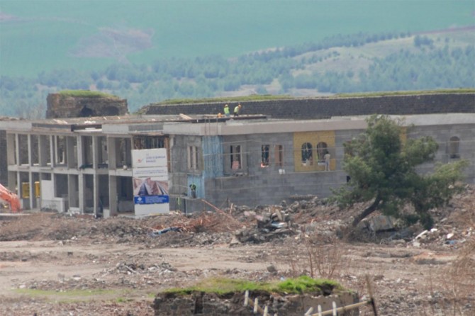 Çatışmalardan sonra Sur’da ilk bina yükseldi