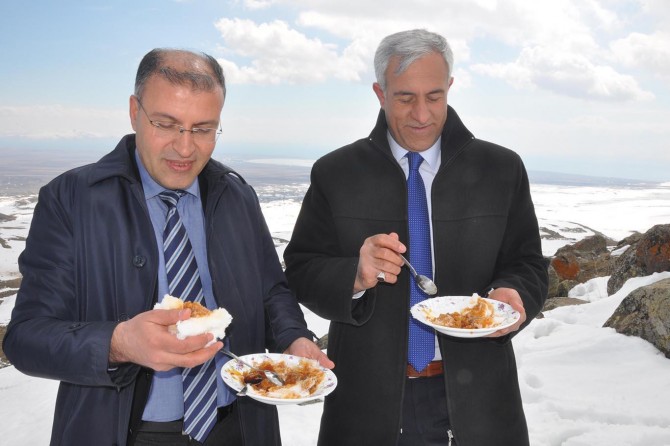 Süphan Dağı eteklerinde pekmezli kar