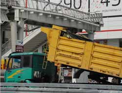 Kamyon Damperi Yaya Üst Geçide Çarptı