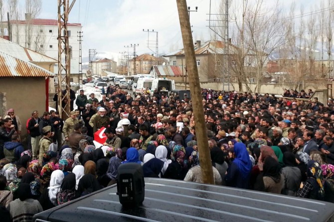Yüksekova'da öldürülen korucu toprağa verildi