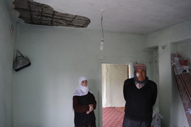 Harabe evde yaşayan yaşlı kadının yardım talebi