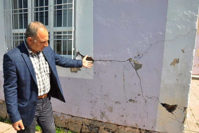 Duvarları çatlayan okul velileri endişelendiriyor