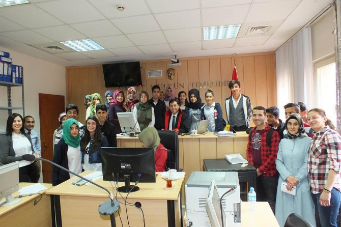 Lise öğrencileri adliye binasını ziyaret etti