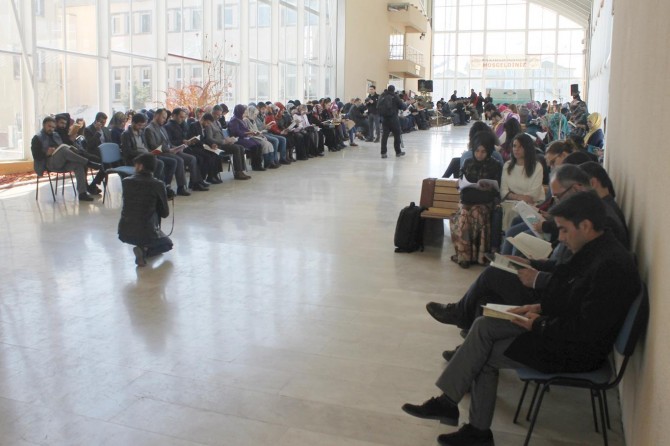 Üniversitede toplu kitap okuma etkinliği