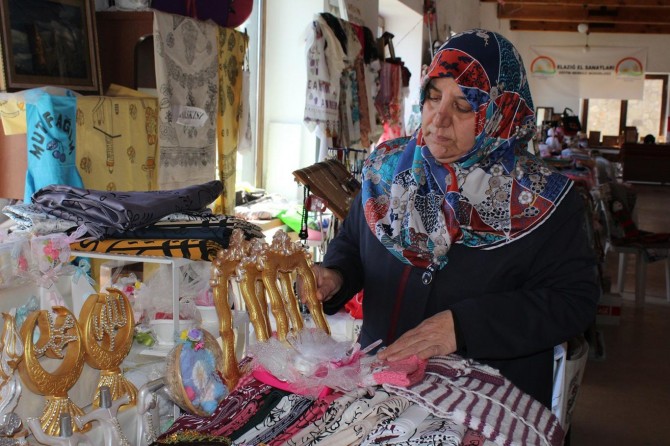 El emeği ürünleriyle aile ekonomisine katkıda bulunuyor