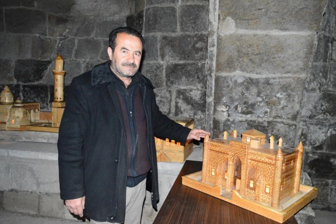 Tarihi ahşaba işleyen sanatkâr yardım bekliyor