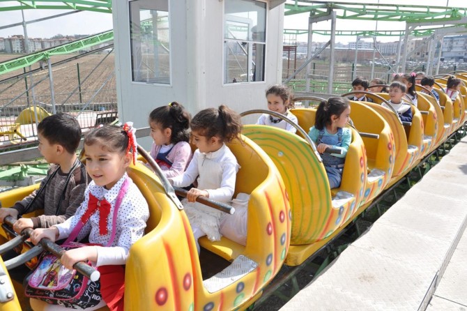 Kur’an eğitimini tamamlayan minikler lunaparkla ödüllendirildiler