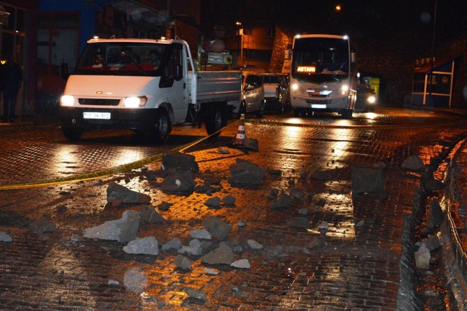 Bitlis'te kayalardan kopan parçalar şehir merkezine düştü