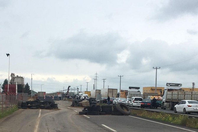 Tekerleği patlayan TIR direğe çarptı
