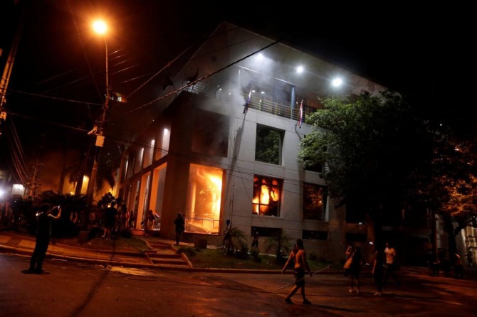 Paraguay'da göstericiler kongreyi ateşe verdi