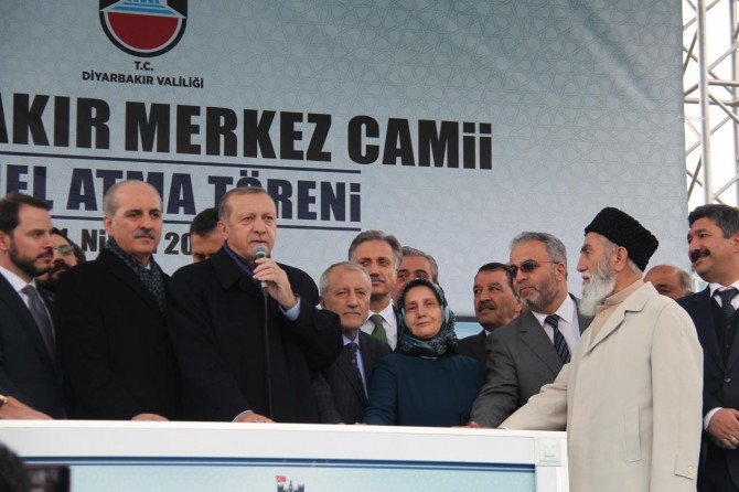 Cumhurbaşkanı Erdoğan Diyarbakır Merkez Camii'nin temel atma törenine katıldı