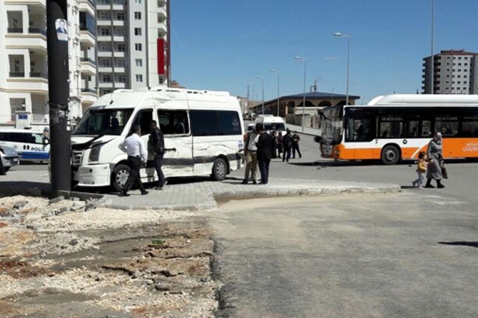 Gaziantep Şehitkamil’de öğrenci servisi ile belediye otobüsü çarpıştı: 8 yaralı