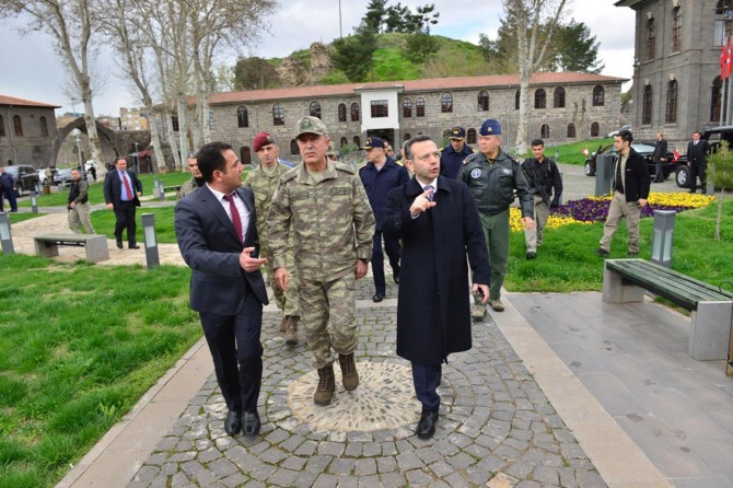 Serkanê Giştî yê Leşkerî û Fermandarên Hêzê hatin Diyarbekirê