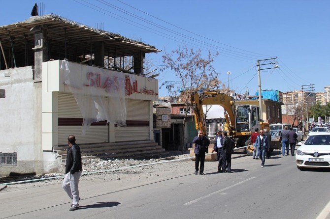 Diyarbakır’da ruhsatsız yapılar yıkıldı