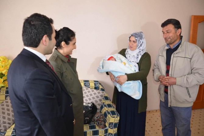 Ailelere yeni doğan bebekleri için hediye verildi