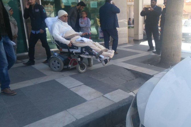 Engelli rampasının önüne park eden sürücüye tepki