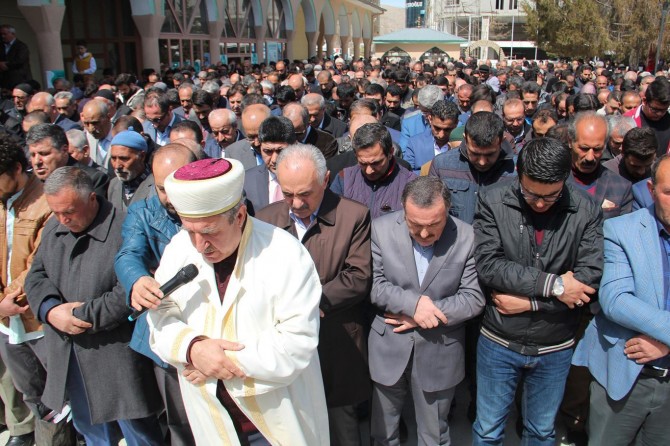 “Zalim dê di xwîna ku dirêjin de bixeniqin”