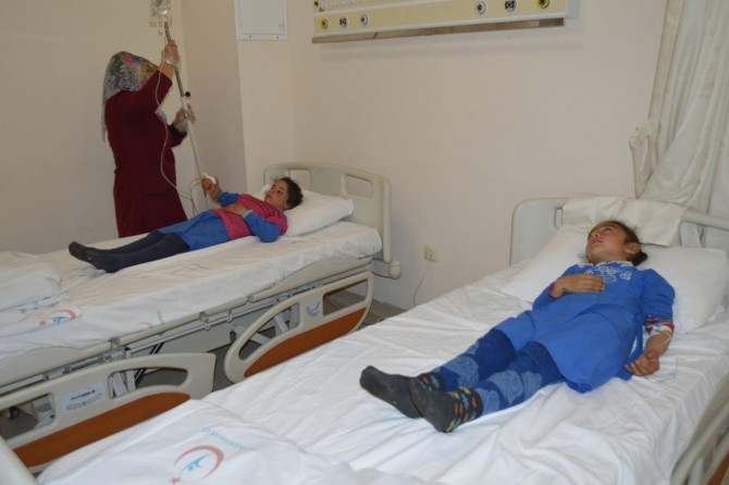 Zehirlenen öğrenciler hastaneye kaldırıldı