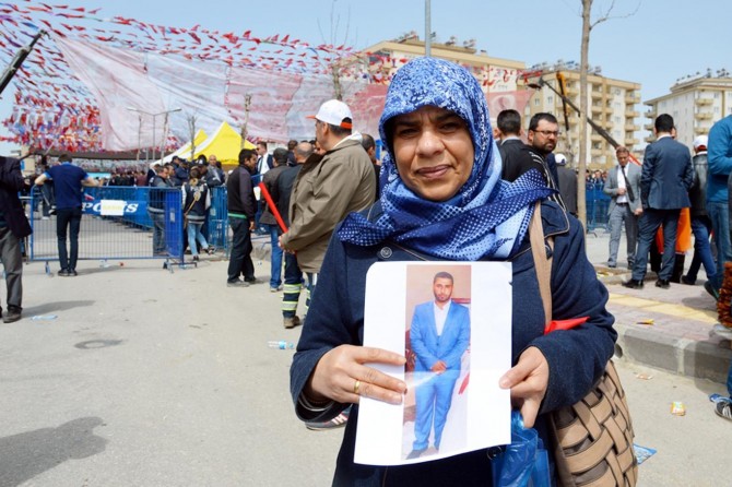 Kayıp oğlunu arayan anne mitingde Başbakan'a sesini duyurmaya çalıştı