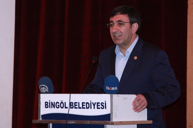 "Kimyasal silahla katliam yapanlara lanet ediyoruz"